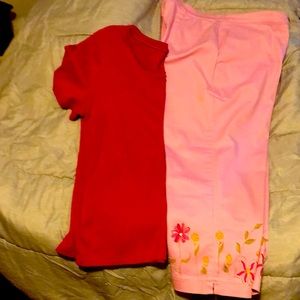 Stunning capris, flower details, minute pearls 4 in. Above hem.
